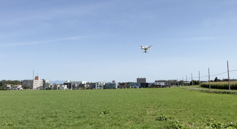 農薬使用量を9割削減。ドローンとAIが変えるスマート草地管理